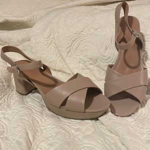 Aerosoles Cosmos - low-heel platform sandal in Beige Leather